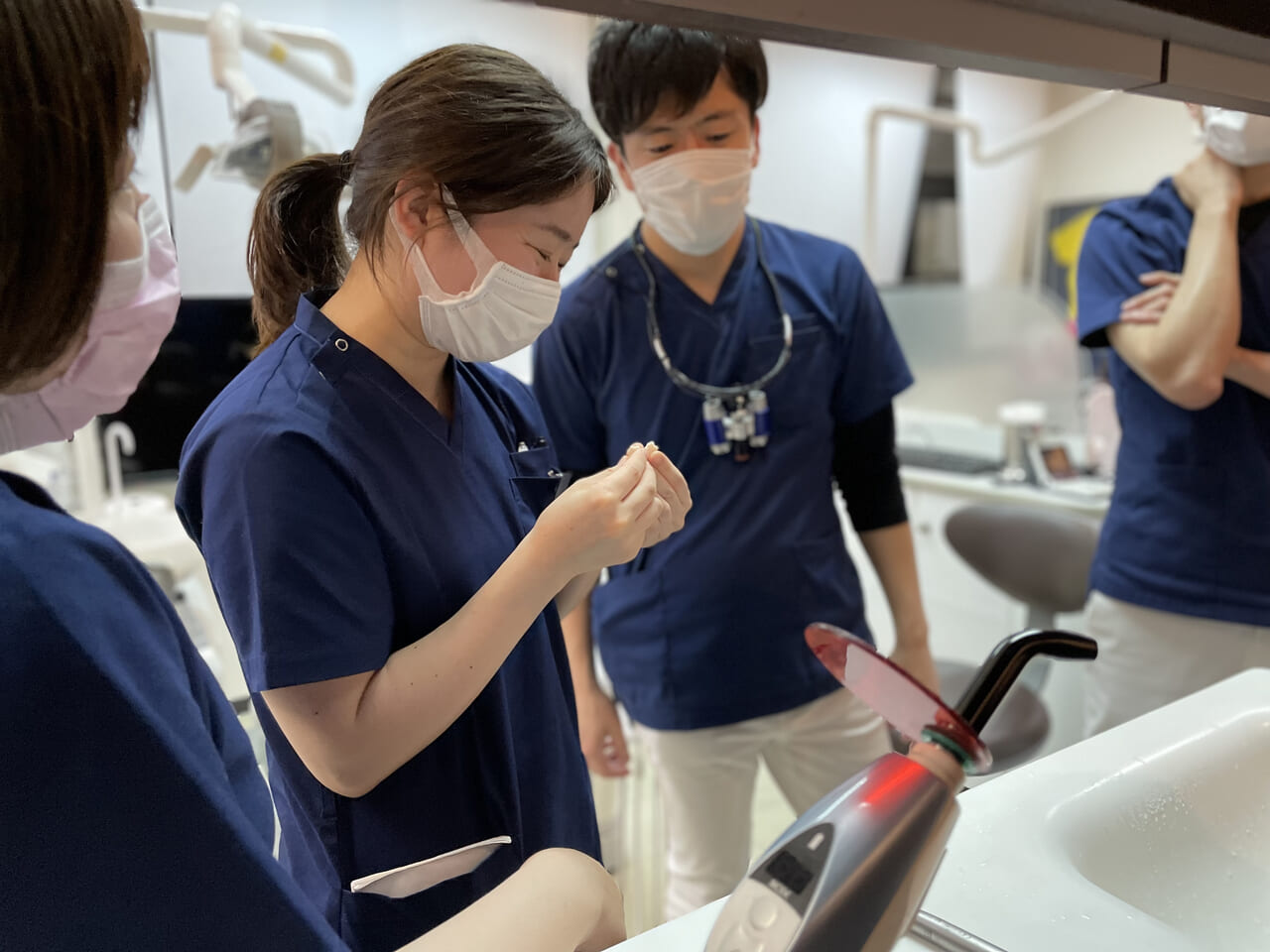 鈴鹿市の歯医者「大木歯科医院」のスタッフブログ-新人ドクターは毎日先輩ドクターから学んでいますのイメージ