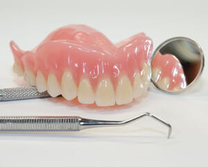 入れ歯が合わなくなる3つ原因と対処法を紹介のイメージ