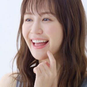 大人の矯正治療、もう遅い?年齢制限のウワサと、40代・50代からでも始める価値のイメージ