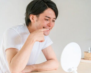 前歯のインプラントはバレない?歯ぐきのラインや色を隣の歯と自然に合わせるための秘訣のイメージ