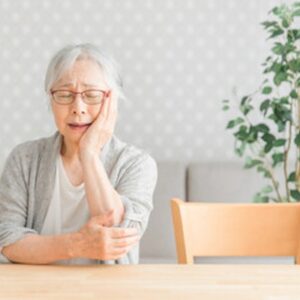 鈴鹿市の歯医者「大木歯科医院」の歯科ブログ-入れ歯が合わない原因とは？違和感・噛みにくさの対処法を解説のイメージ