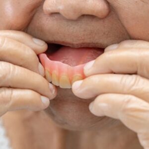 鈴鹿市の歯医者「大木歯科医院」のブログ-入れ歯が外れるのはなぜ？原因と歯科医院でできる対処法を解説のイメージ